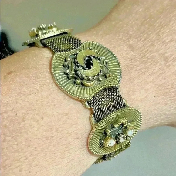 Vintage Clasp Bracelet - Picture 2 of 6